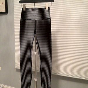 Lululemon black and white striped 7/8 legging 6